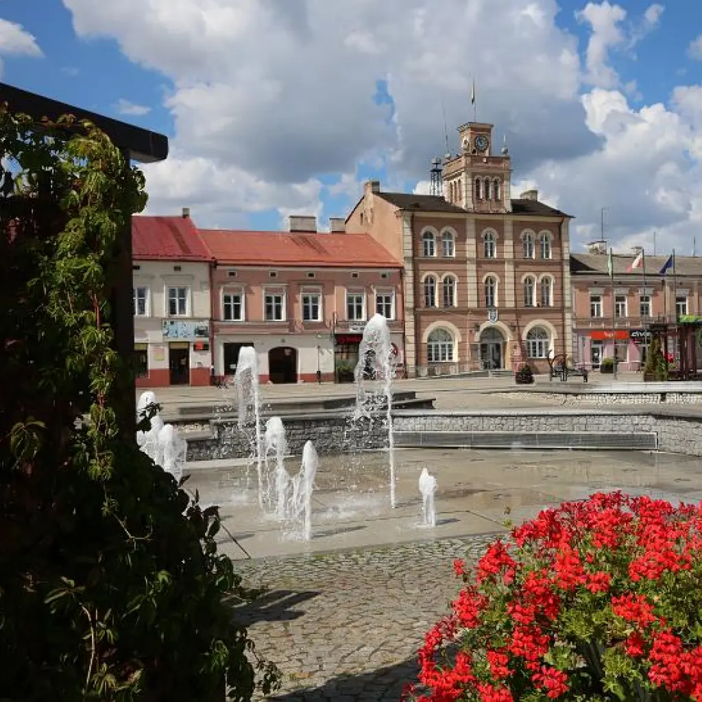 Widok na Ratusz z rynkiem w Skierniewicach